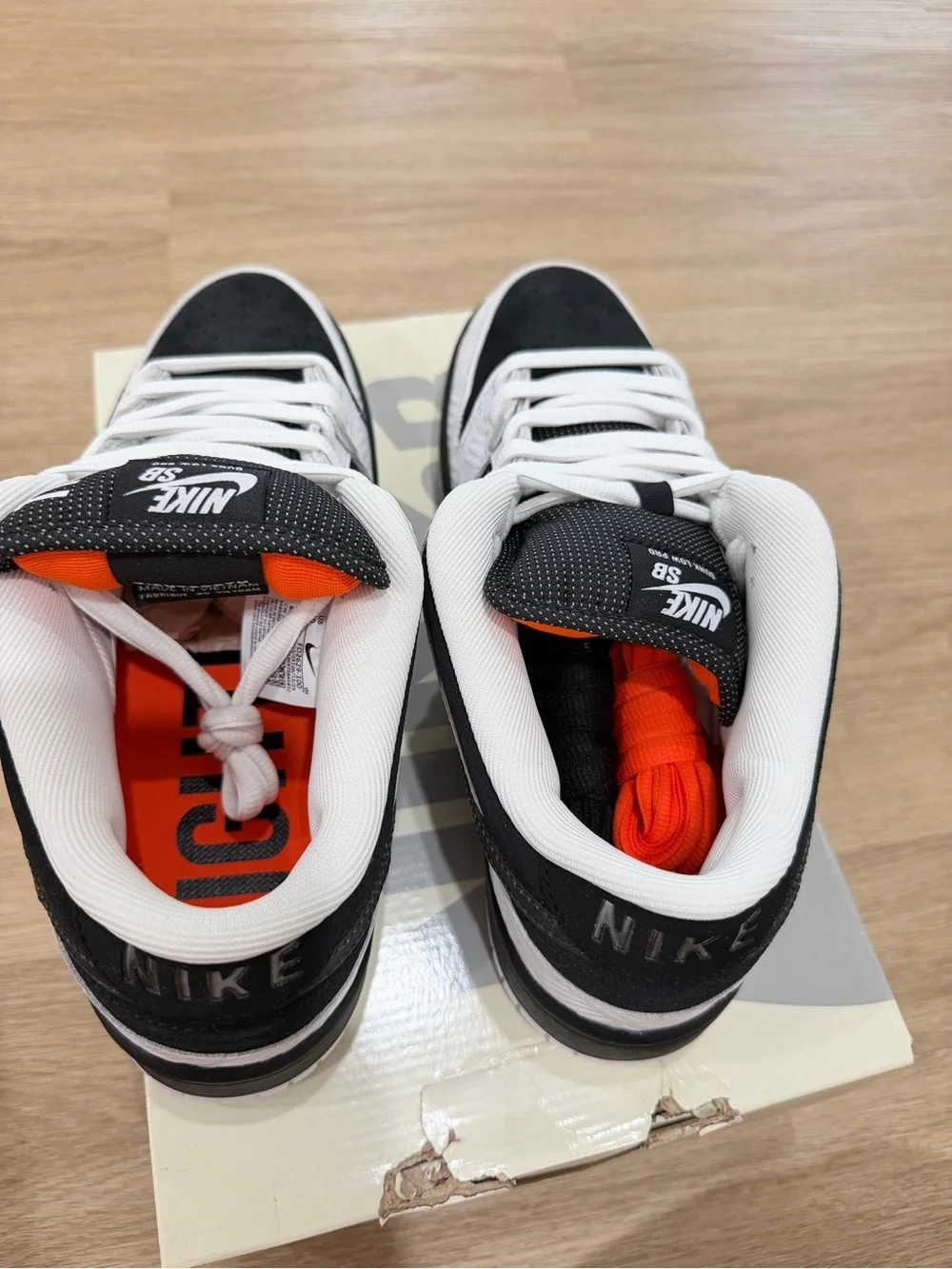Men’s Low-Top Skate Shoes - Black/White